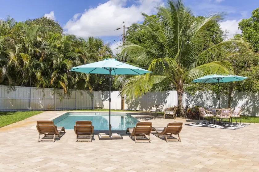 Downtown Pool Home| Mins to Beach | Cabana service - Image 1