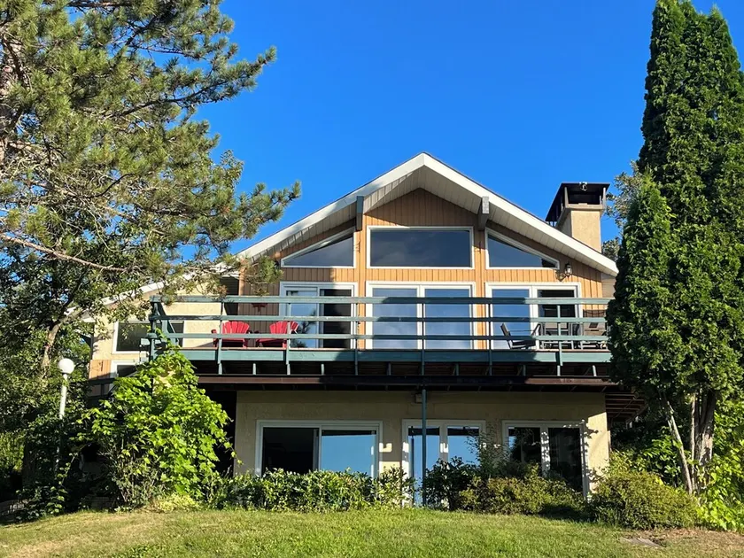 Chalet sur la baie exclusive de Rheault sur le lac des Bois, à quelques minutes de Kenora - Image 1