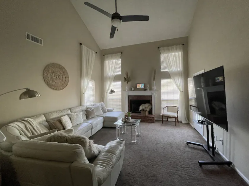 Spacious 4 Bedroom home that sleeps up to 8 guests - Image 1
