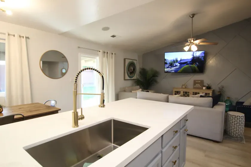 Brookes Guest House: Updated, Bright, Open & Airy - Image 1
