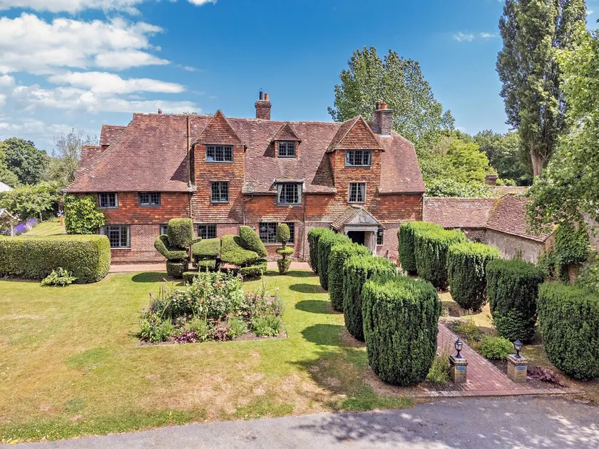Large Tudor Manor House with Private Jacuzzi & Indoor Pool, Sleeps Max 20. - Image 1