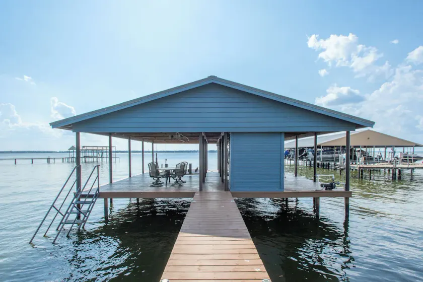 2 Free Kayaks! Gorgeous Home with Great Lakefront Outdoor Space - Image 1