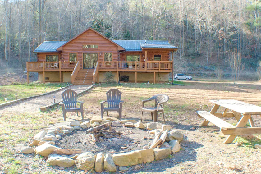 Nouvelle cabane en rondins avec ruisseau à truites: WiFi et bain à remous! - Image 1