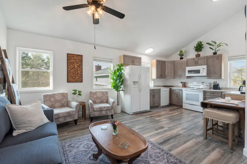 Charming, Quiet & Private Apt in Great Location w/ Wi-Fi & Laundry - Image 1