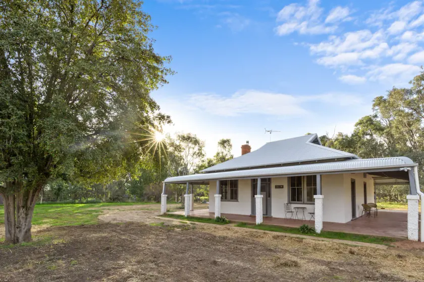 Avalon Farmstay, Restored 1925 farmhouse. 30min Wagga, halfway Syd-Mel - Image 1