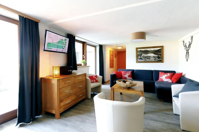 Double room, shower, toilet, facing the pool - Image 1