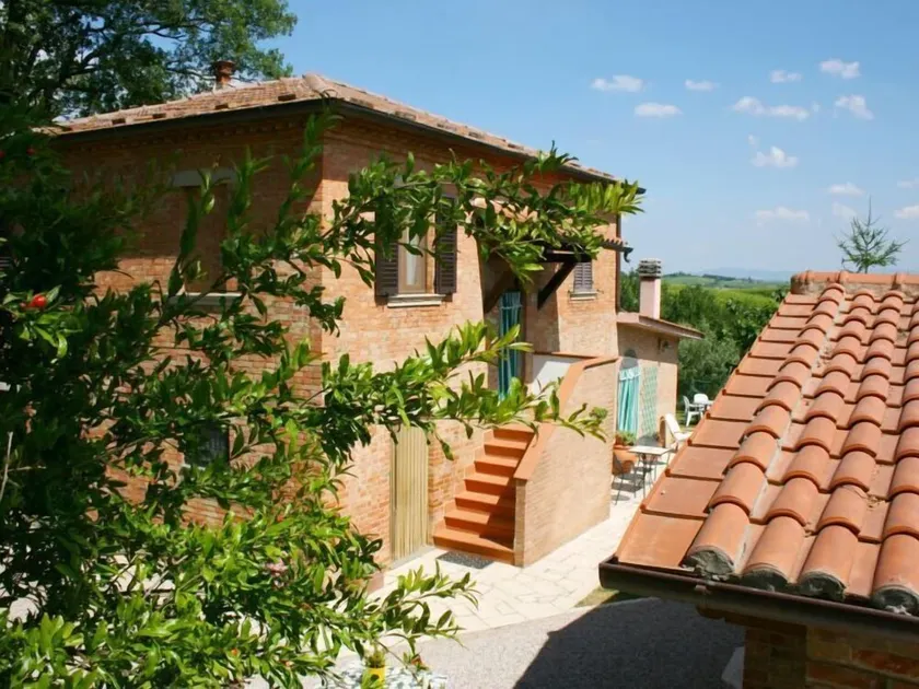 Panoramic villa surrounded by vineyards and olive groves, 5 km from Montepulciano and Torrita di Sie - Image 1