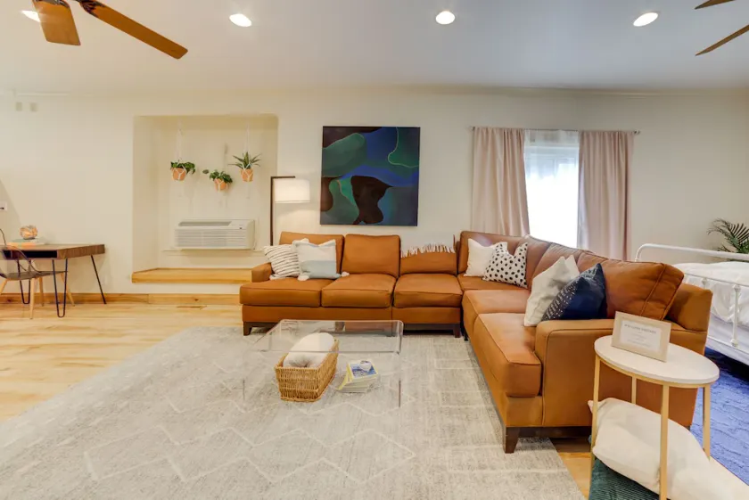 Private Apartment with pool, 5 min to downtown - Image 1