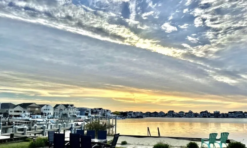 Waterfront Lake/Beach House, Three Blocks to the Beach, Amazing views & Location - Image 1