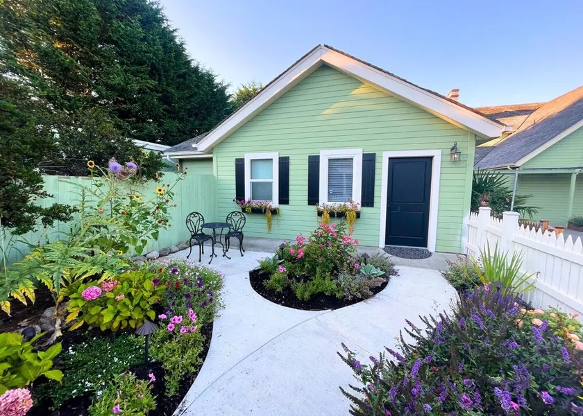New! Charming Cottage in Seaside Village Walk to Beach,Food,Coffee, Farmers Mkt. - Image 1