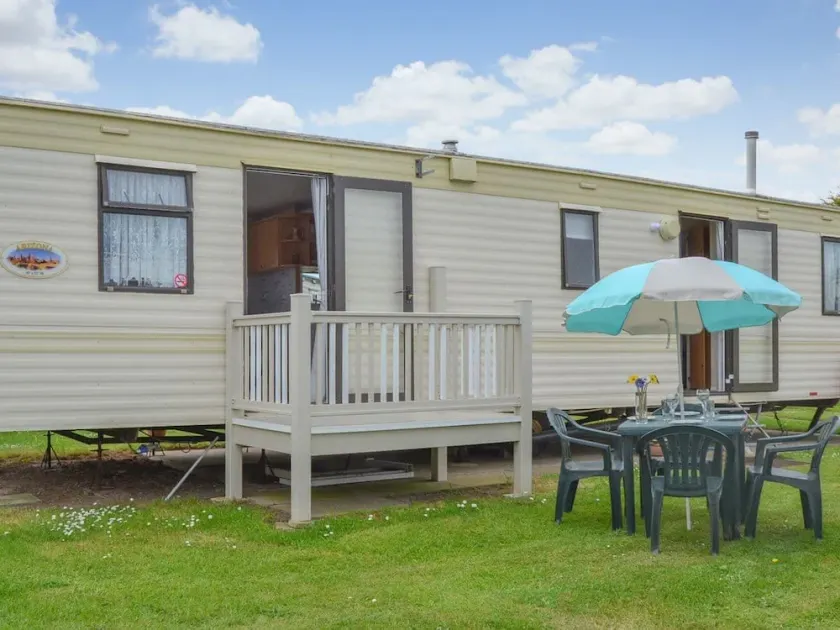 Norfolk Poppy Caravan - Sleeps 4 - WiFi and Sky TV Included - Image 1