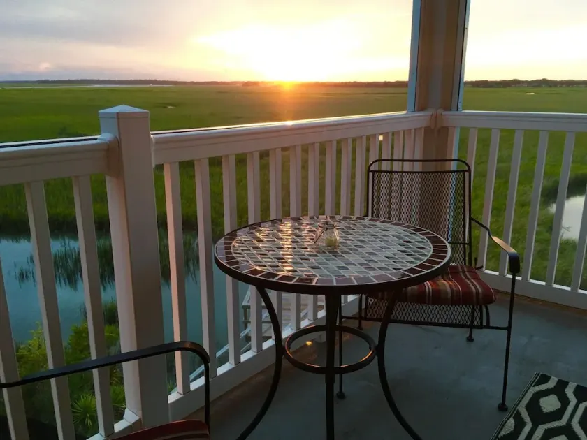 Sunset Retreat ~ 3BR / 3BA avec une piscine et vue sur les marais !! - Image 1