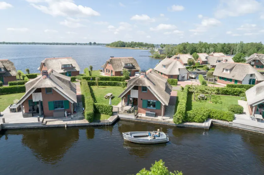 Stylish Thatched Villa with 2 Bathrooms near Giethoorn - Image 1