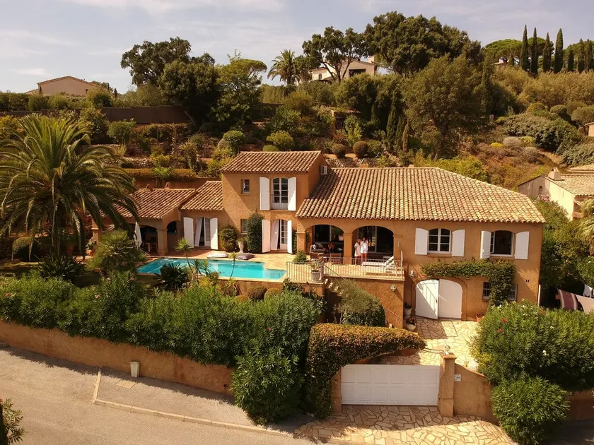 Superbe Maison avec piscine et vue sur toute la baie de Gigaro et Cap Lardier - Image 1