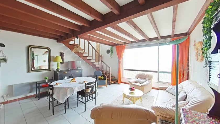 Duplex T4 on the seafront - Image 1