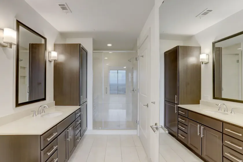 5 Star Luxury King Suite Apartment With Downtown View - Image 1