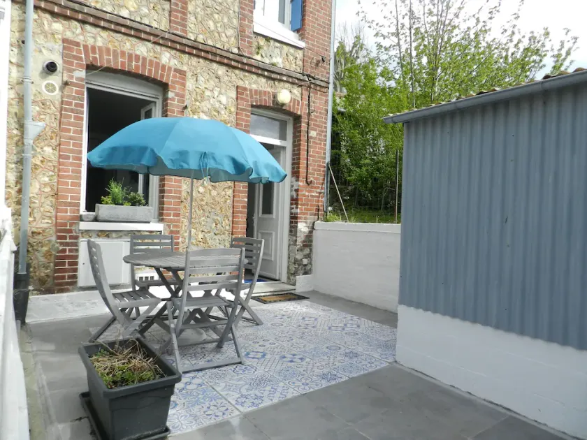 The blue house - Image 1