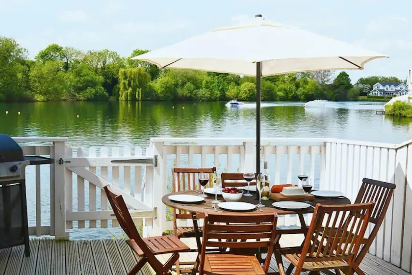 Stylish pet-friendly waterfront retreat on Spring Lake in the Cotswold Water Park - Image 1