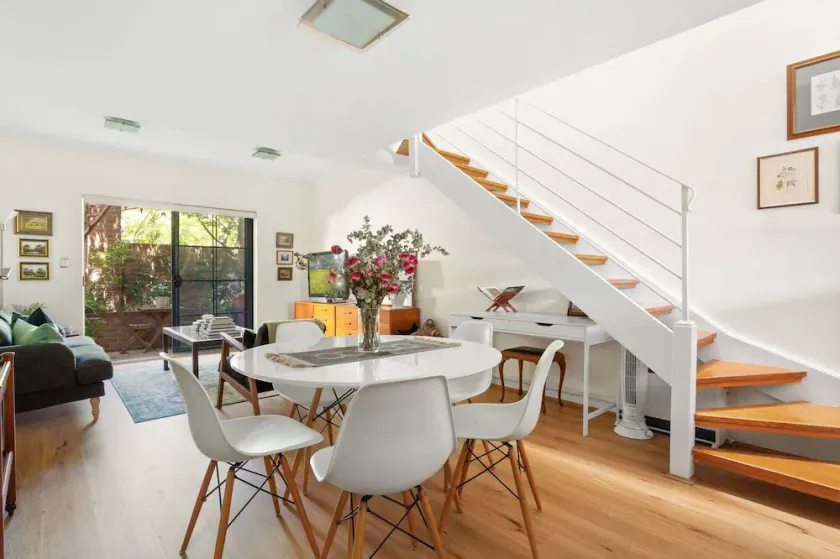 Spacious 2-Bed Townhouse with a Lush Courtyard - Image 1