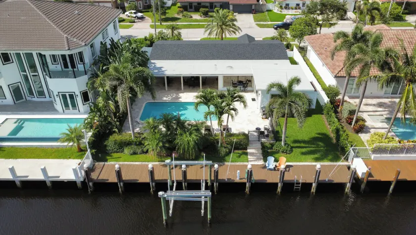 A Tropical paradise backyard pool, family friendly, Boat lift and Dock - Image 1