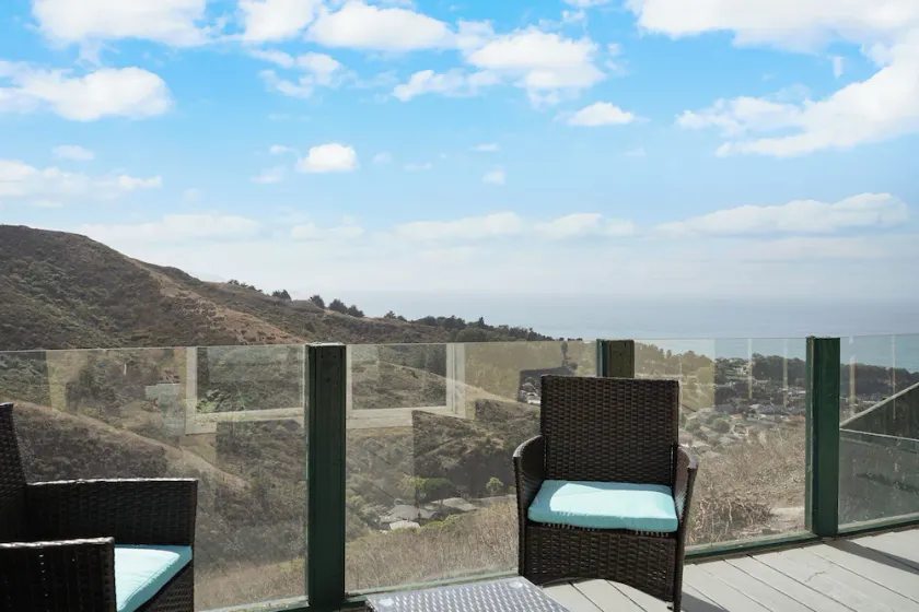Charming 2BR 1Bath SofaBed with Mountain Sunset and Ocean Views - Image 1