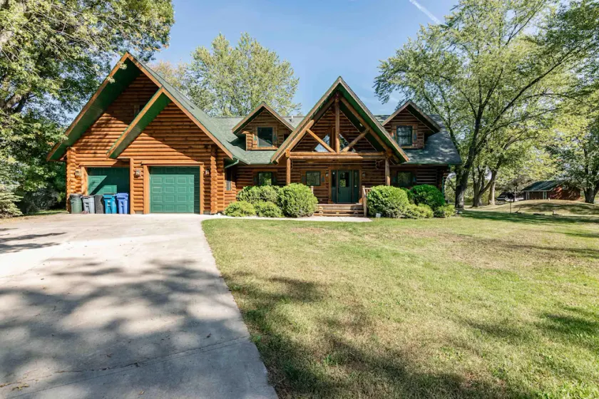 LOVELY LAKEFRONT HOME ON THE SHORES OF CASTLE ROCK LAKE WITH PRIVATE PIER - Image 1
