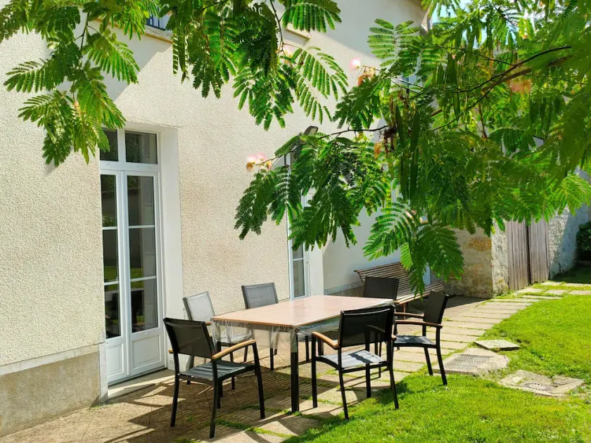 Maison familiale rénovée avec cour, à 1h30 de Paris, proche de la nature et des sites historiques. - Image 1