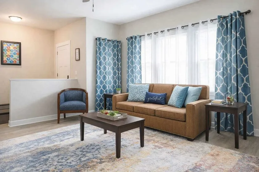 Historic Hideaway*King Bed*Remodeled* fast Wi-Fi - Image 1