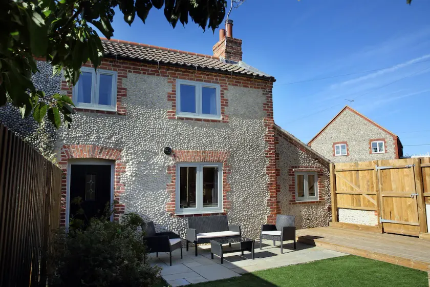 Traditional flint cottage with HOT TUB, 2 mins  from secluded beaches & pub! - Image 1