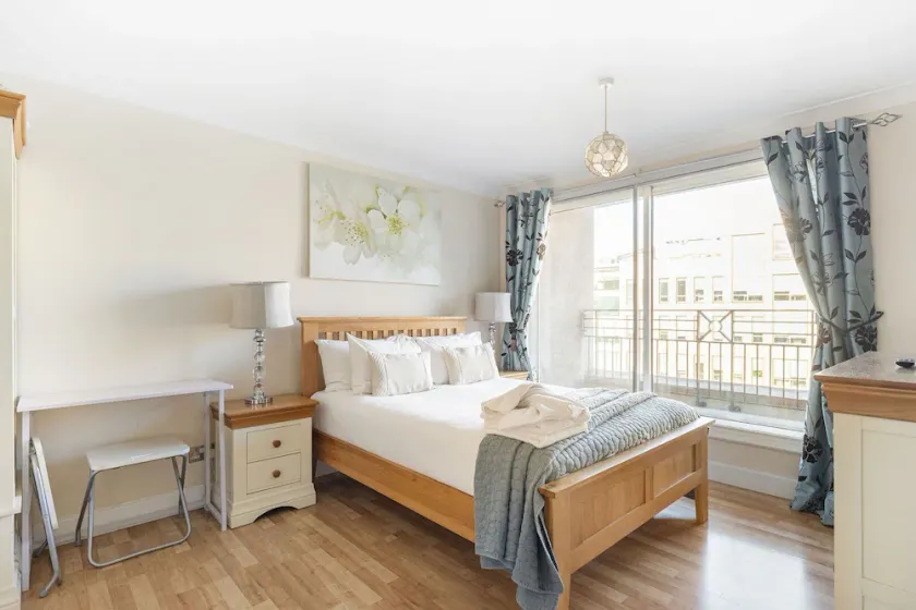GuestReady - Relaxing Ensuite Room with Balcony - Image 1