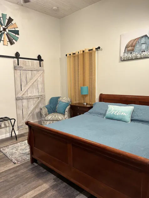 The Loft- second story, 2 bedroom apt with walk out balcony - Image 1