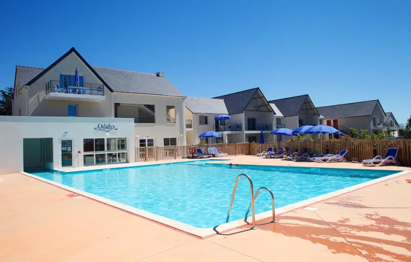 Piscine Extérieure Chauffée | Appart accueillant - Image 1