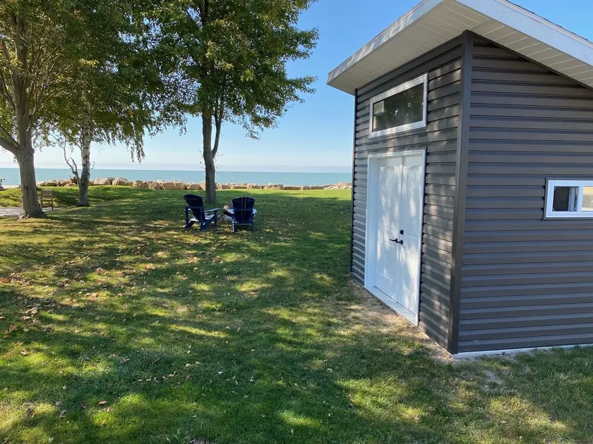 Bunker an der Bucht entlang des Point Pelee Drive - Image 1