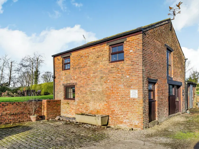 A spacious cottage with a first floor living space boasting far reaching views. - Image 1
