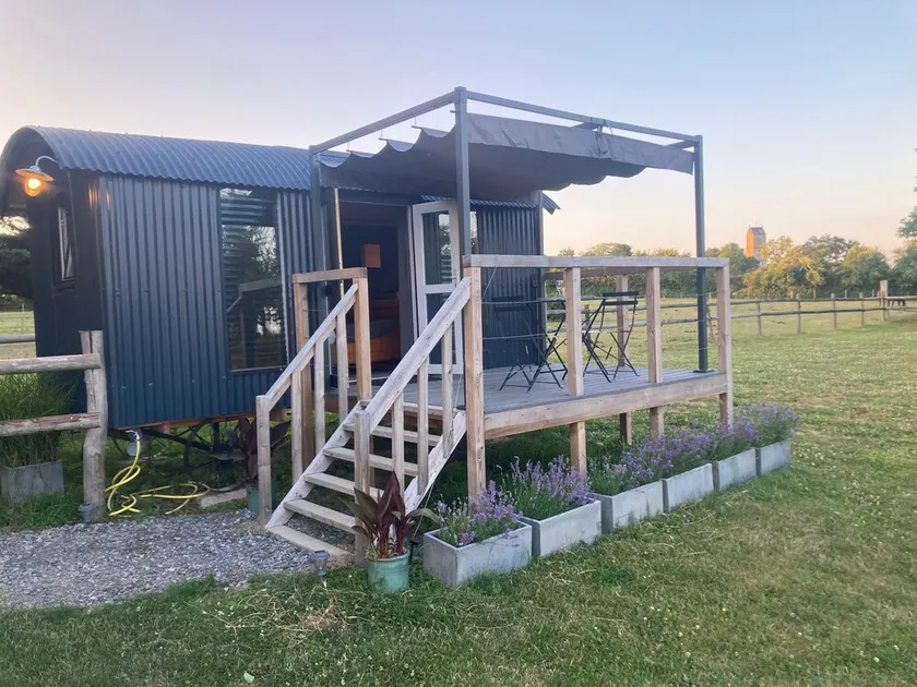 Luxury shepherd's hut near the beach - Image 1