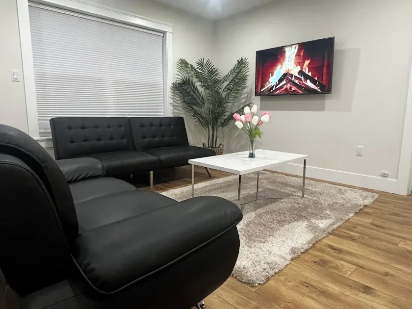 City Center Modern Apartment - Image 1