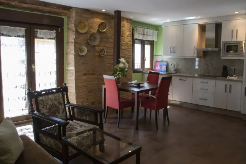 2 BEDROOM SUPERIOR APARTMENT - FREE PARKING - Image 1