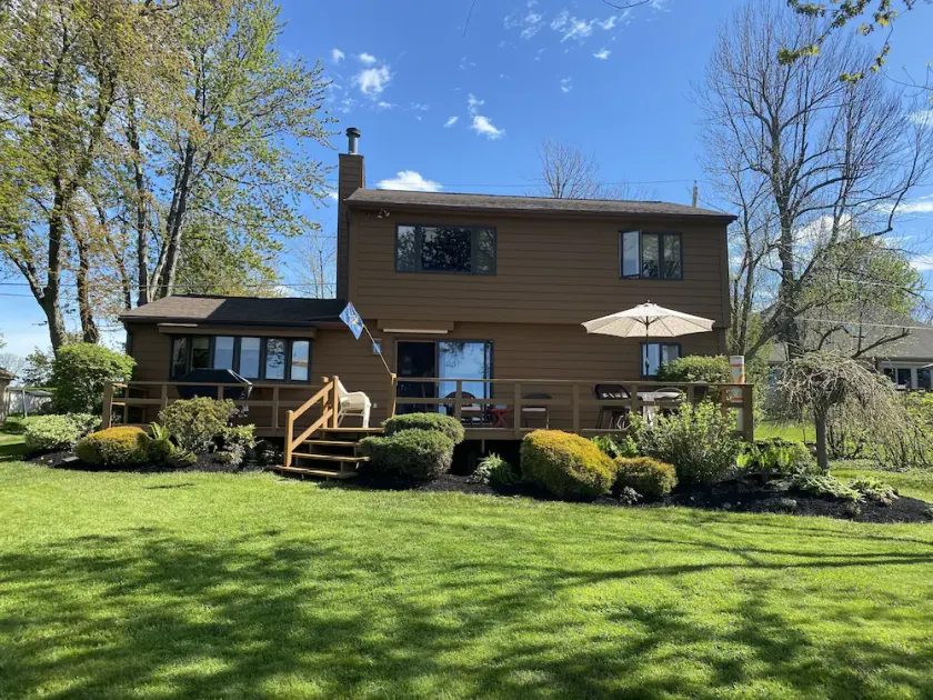 BOOK NU FOR 2019 !!  BEAUTIFUL 4 BDRM HOUSE ON LAKE ONTARIO. - Image 1