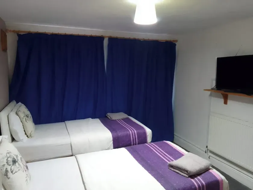 Apartment Sleeps 4 - Garden & Free Parking - Image 1
