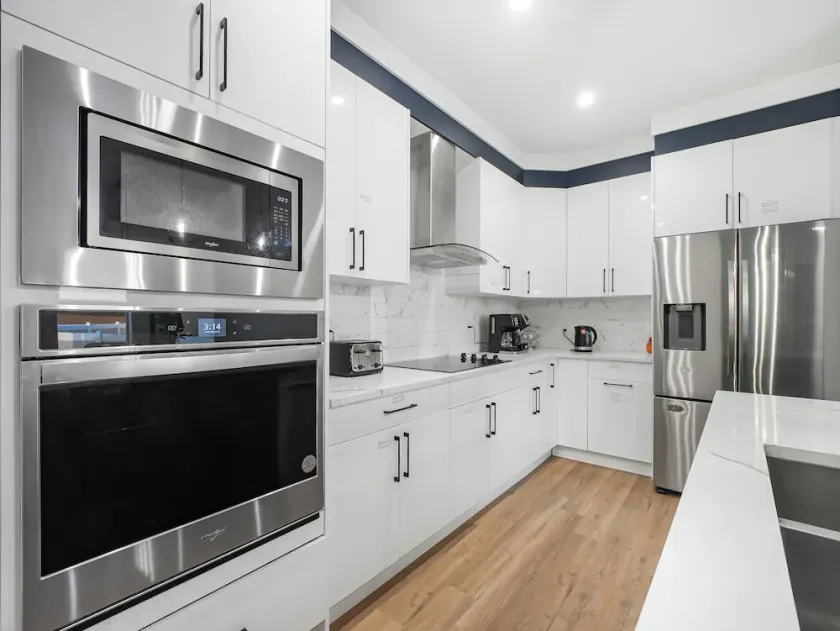 Beautiful 4 bedroom home 5 minutes away from the movie theatre. - Image 1