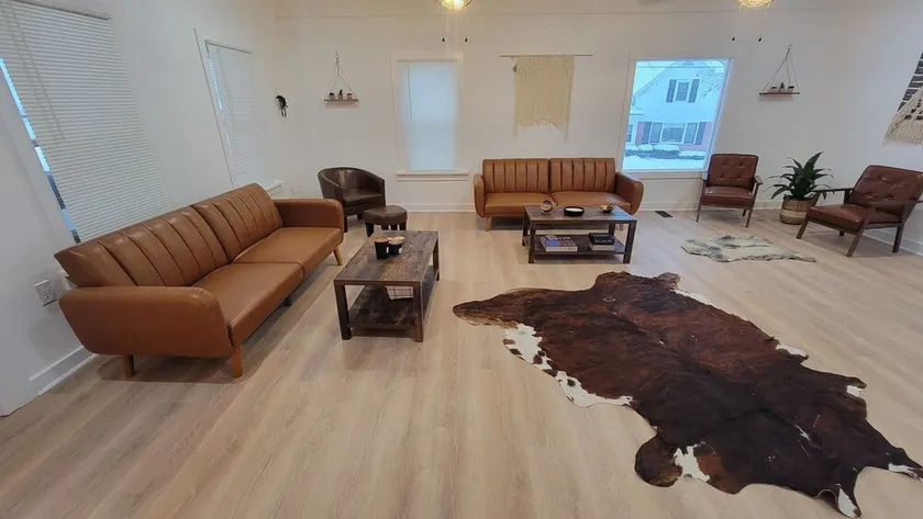 Spacious Modern Farmhouse – Renovated 2023, Huge Yard & Near Downtown - Image 1