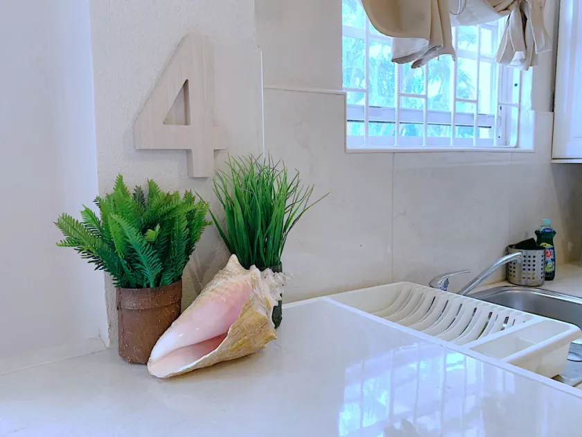 Large 1 Bed + FREE amenities + Close to everything - Image 1