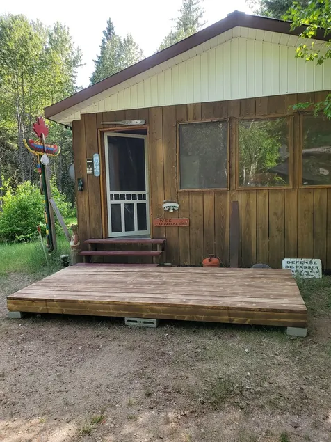 Scenic Rustic Off-Grid Cabin Retreat - Image 1