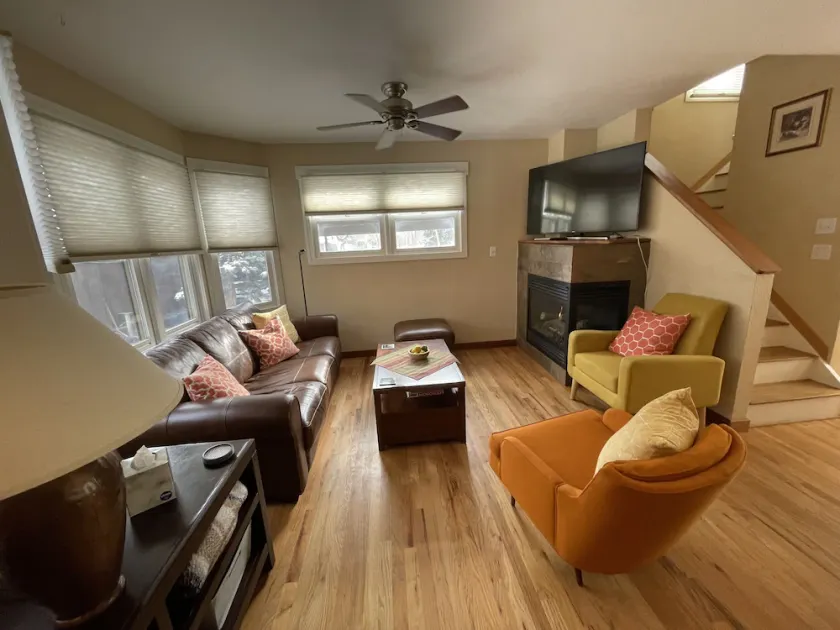 Cheerful 2 Bdrm / 1.5 Bath Pearl St. Condo - Image 1