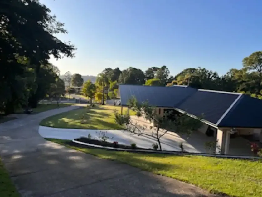 Quality acreage home just 5 minutes to the theme parks and easy access to the M1 - Image 1