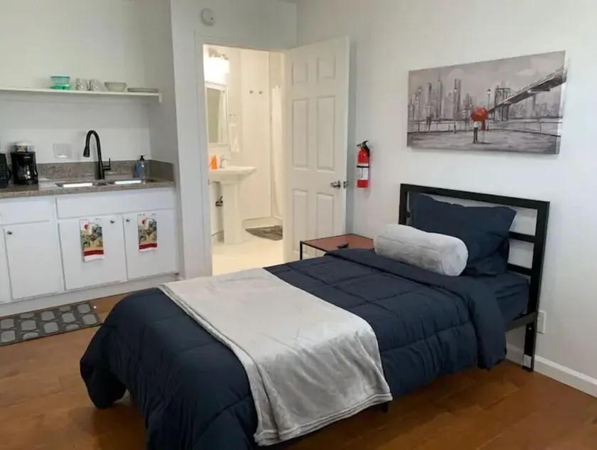 Private Studio/Downtown/Free Washer/Dryer/Fast Wi-Fi - Image 1