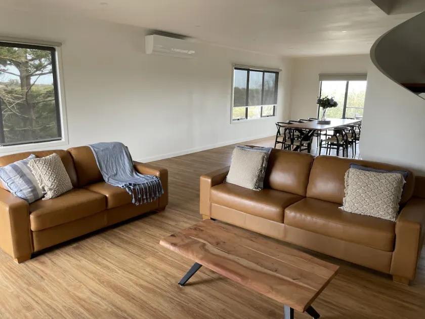 Spacious, peaceful getaway. 5 minutes to beach and Hot Springs. - Image 1