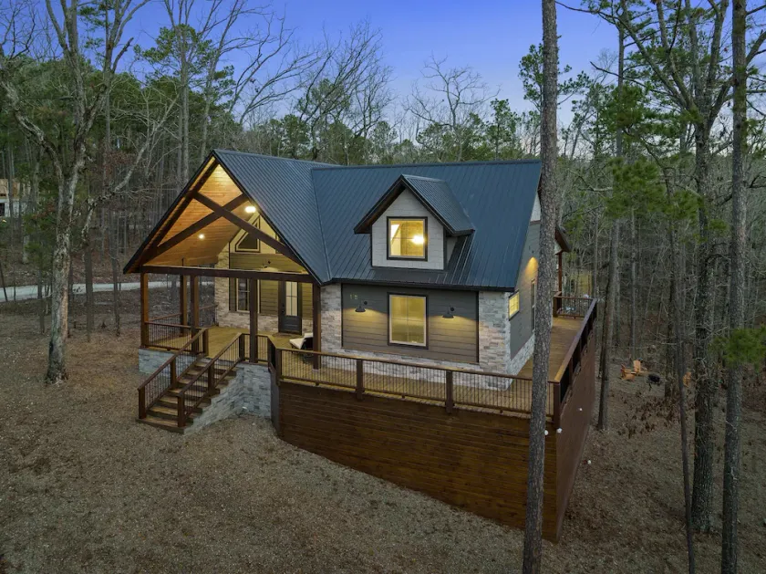 Cabin Retreat with Hot Tub/Fire Pit/Perfect Outdoor Space/Lake 2 Minutes away! - Image 1
