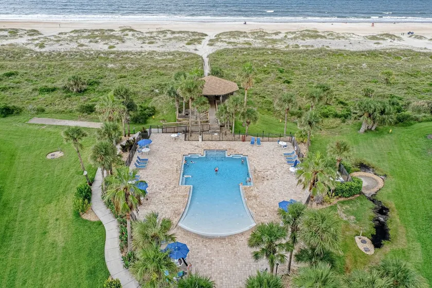 Modern oceanfront condo with two pools & private washer/dryer - Image 1