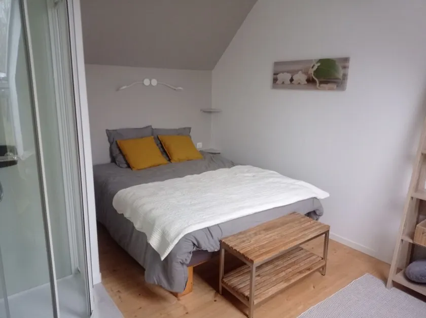 Detached room in the countryside, access close to N164 - Image 1